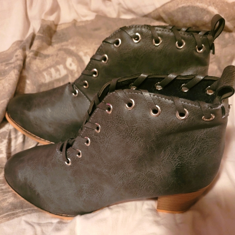 New worn once size 9.5 heeled ankle booties